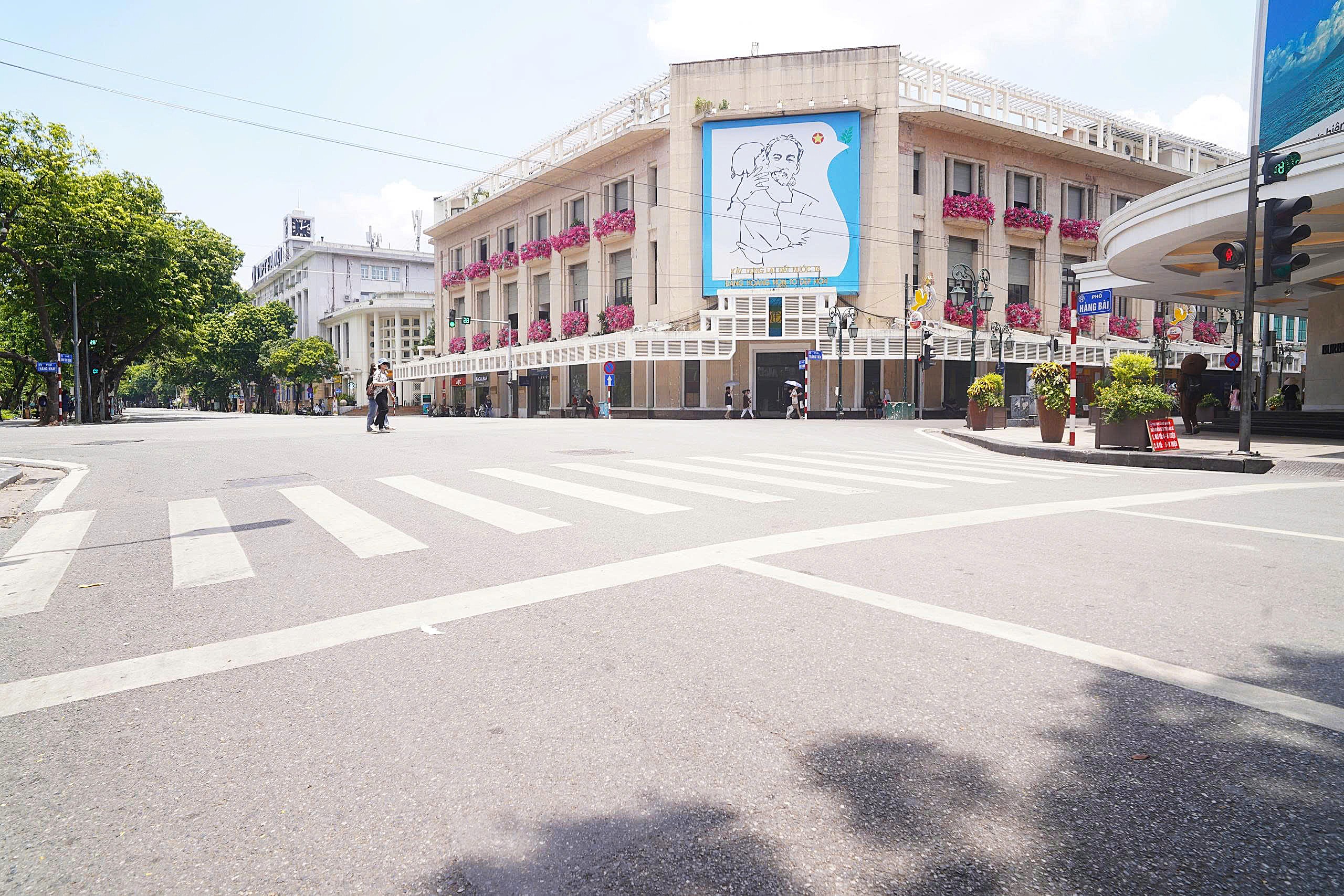 Người Hà Nội 'quay cuồng' với cái nắng như thiêu như đốt- Ảnh 2. Người Hà Nội 'quay cuồng' với cái nắng như thiêu như đốt- Ảnh 2.