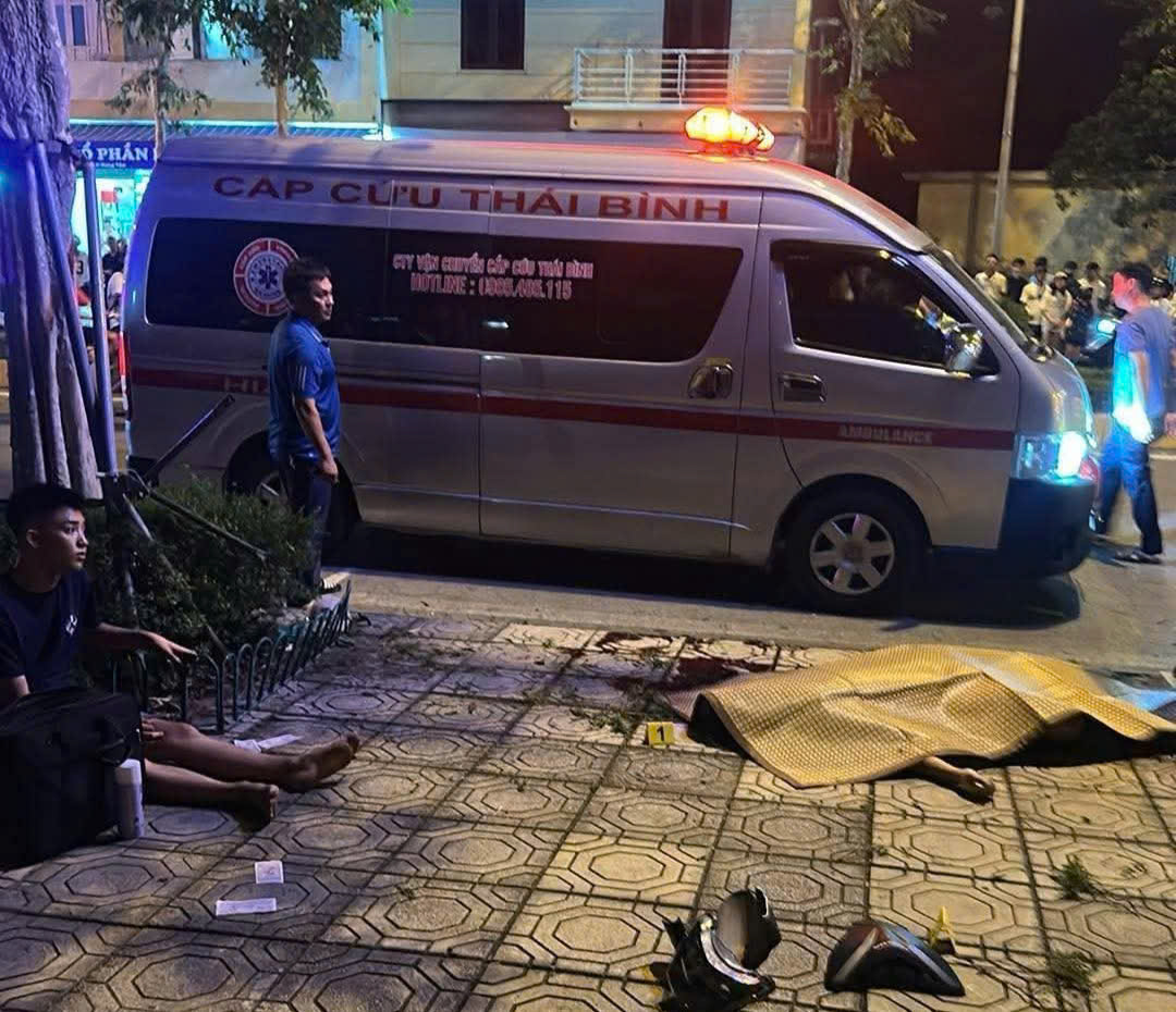 Xe máy lao vào cột đèn trong đêm khiến 3 thanh thiếu niên thương vong- Ảnh 1. Xe máy lao vào cột đèn trong đêm khiến 3 thanh thiếu niên thương vong- Ảnh 1.