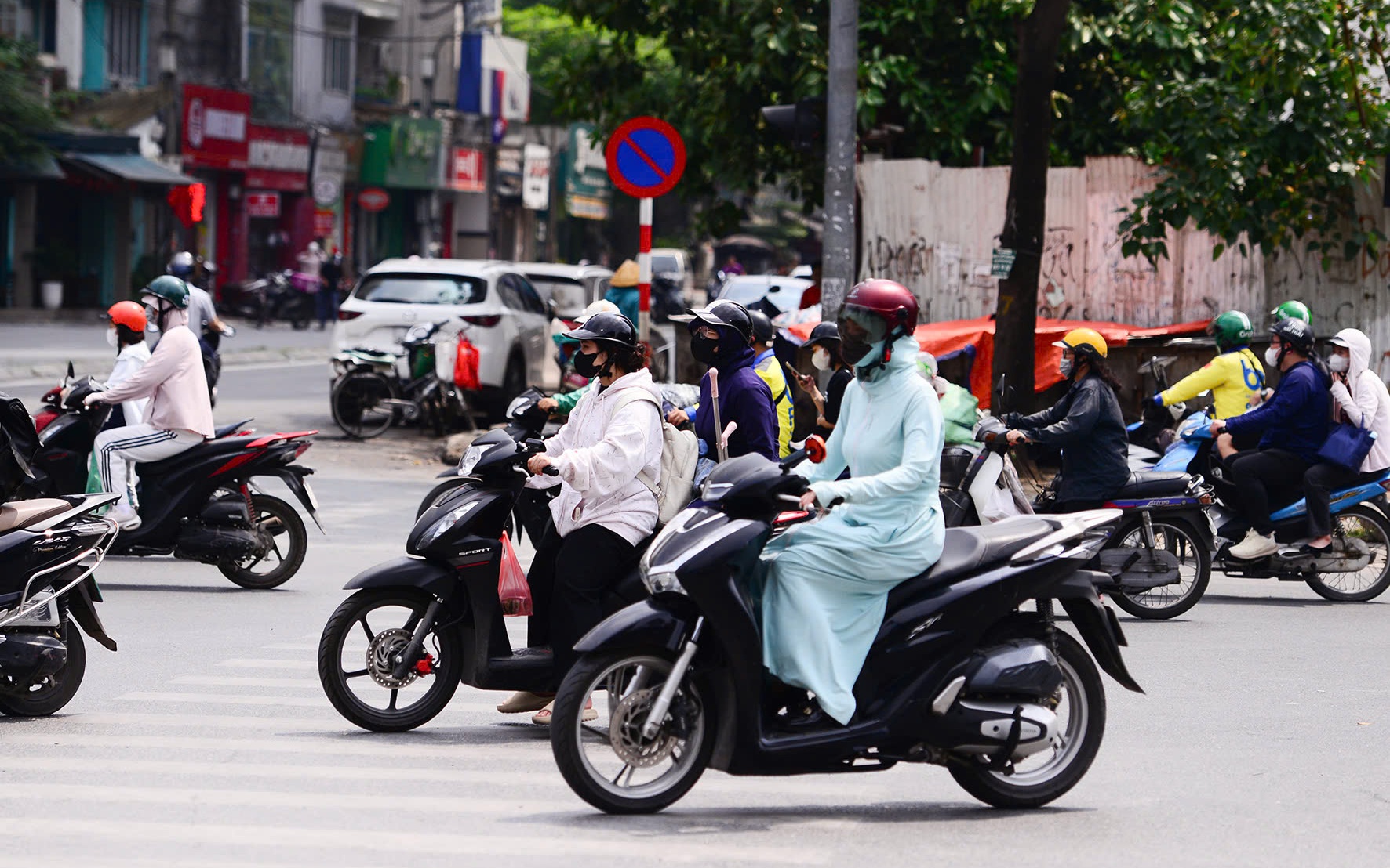 Hà Nội là tâm điểm nắng nóng, nhiều điểm đo ghi nhận mức nhiệt cao