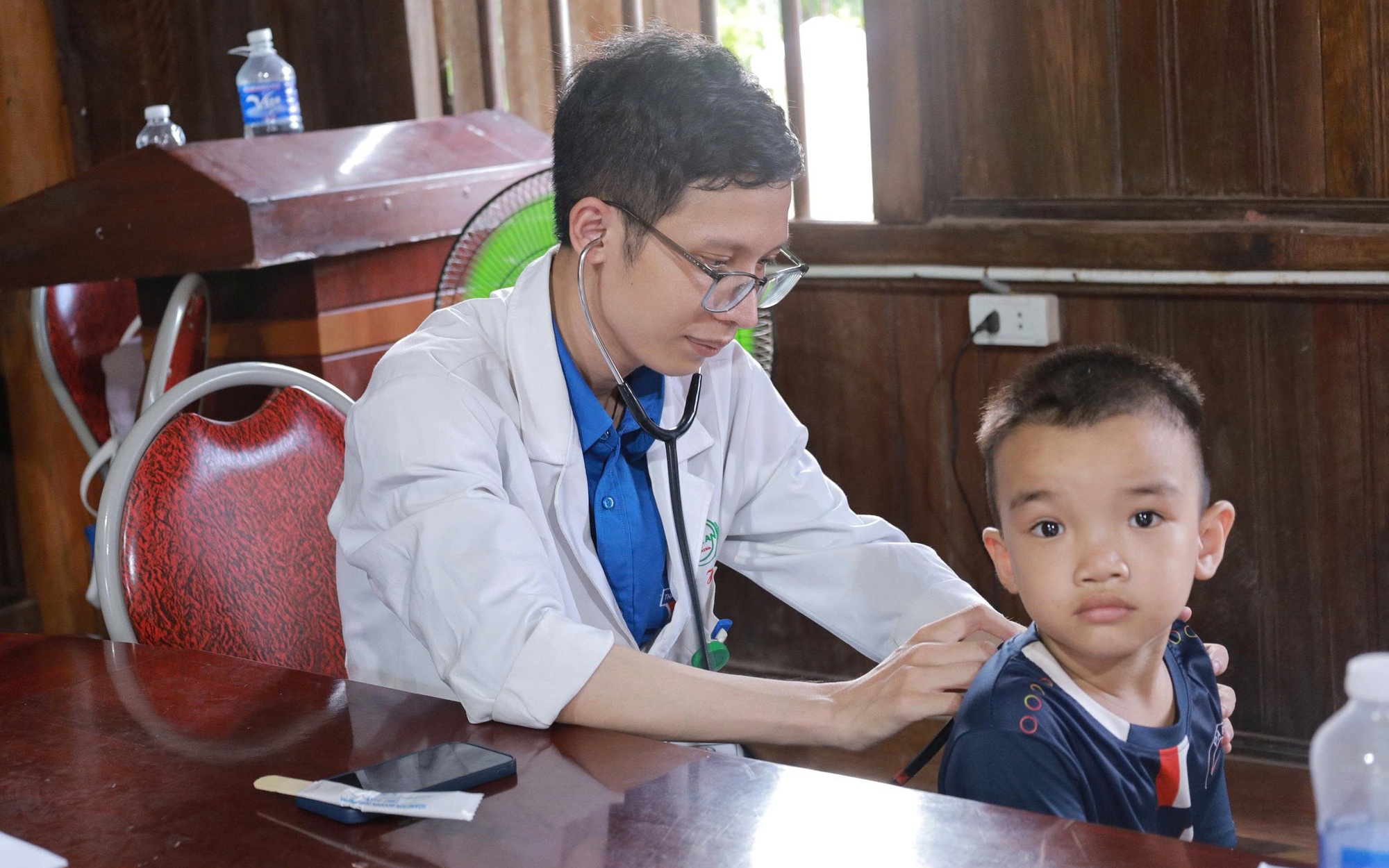 "Áo trắng" vượt lũ đến với vùng cao: Hơi ấm tình người giữa hoang tàn sau thiên tai