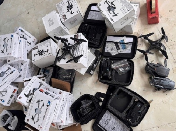 Hà Nội thu giữ hơn 100 flycam không rõ nguồn gốc- Ảnh 1. Hà Nội thu giữ hơn 100 flycam không rõ nguồn gốc- Ảnh 1.