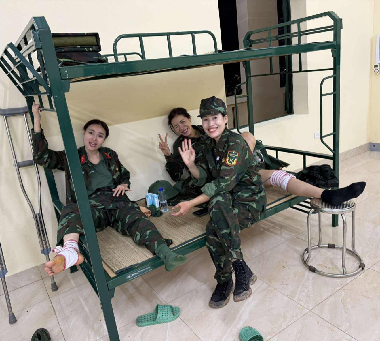 Minh Tú gặp chấn thương nặng, bật khóc vì phải rời 'Sao nhập ngũ'- Ảnh 1. Minh Tú gặp chấn thương nặng, bật khóc vì phải rời 'Sao nhập ngũ'- Ảnh 1.