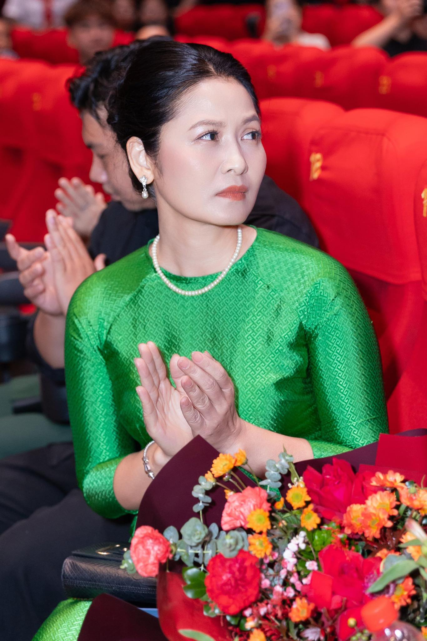 4 điểm trùng hợp thú vị của 2 người mẹ trong 'Mưa đỏ'- Ảnh 3. 4 điểm trùng hợp thú vị của 2 người mẹ trong 'Mưa đỏ'- Ảnh 3.