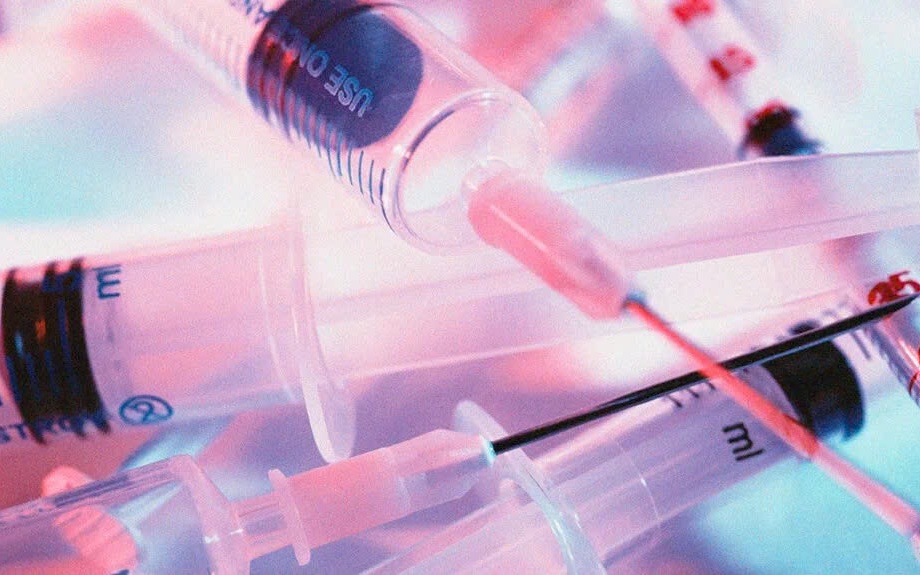 HIV có thể sống bao lâu ngoài cơ thể?
