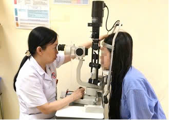 Cô gái bị loét giác mạc vì đeo kính áp tròng thay kính thường ròng rã- Ảnh 1. Cô gái bị loét giác mạc vì đeo kính áp tròng thay kính thường ròng rã- Ảnh 1.