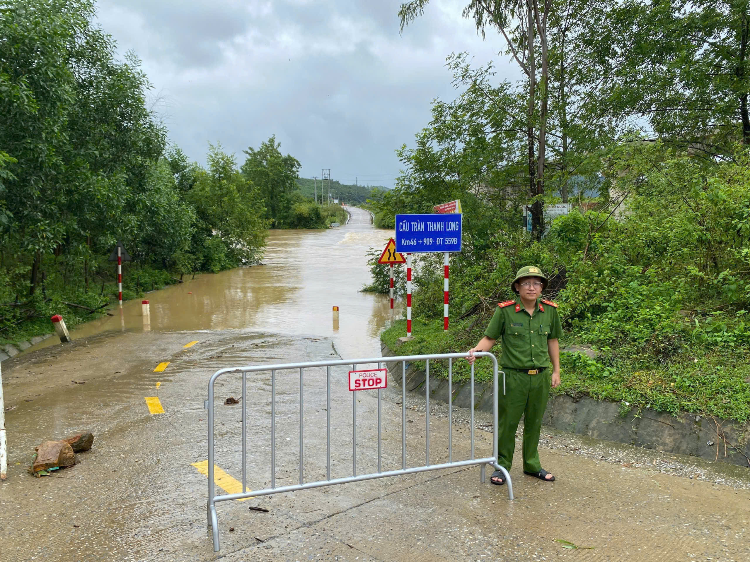 Nước cuồn cuộn đổ về ngập cầu, chia cắt nhiều hộ dân ở Quảng Trị- Ảnh 3. Nước cuồn cuộn đổ về ngập cầu, chia cắt nhiều hộ dân ở Quảng Trị- Ảnh 3.