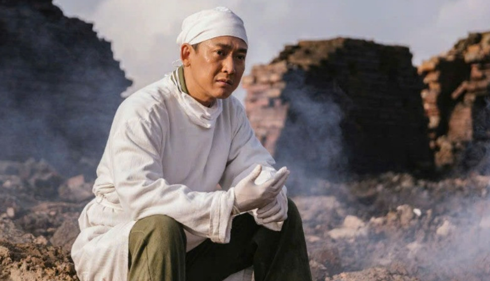 Màu áo trắng trong ‘Mưa đỏ’- Ảnh 1. Màu áo trắng trong ‘Mưa đỏ’- Ảnh 1.