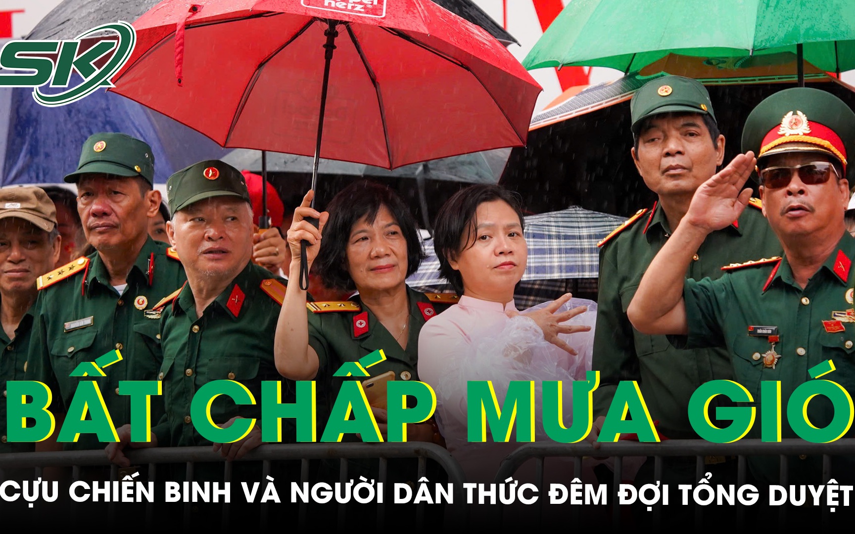 Xúc động hình ảnh cựu chiến binh và người dân đội mưa, thức xuyên đêm chờ tổng duyệt diễu binh