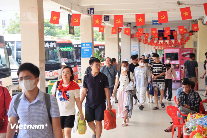 Hà Nội: Bến xe 'đìu hiu' hành khách, các cầu sang Triển lãm ở Đông Anh tắc cứng- Ảnh 2. Hà Nội: Bến xe 'đìu hiu' hành khách, các cầu sang Triển lãm ở Đông Anh tắc cứng- Ảnh 2.