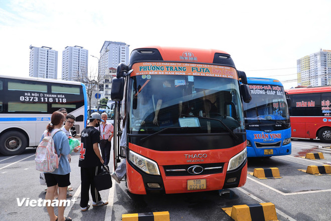 Hà Nội: Bến xe 'đìu hiu' hành khách, các cầu sang Triển lãm ở Đông Anh tắc cứng- Ảnh 3. Hà Nội: Bến xe 'đìu hiu' hành khách, các cầu sang Triển lãm ở Đông Anh tắc cứng- Ảnh 3.