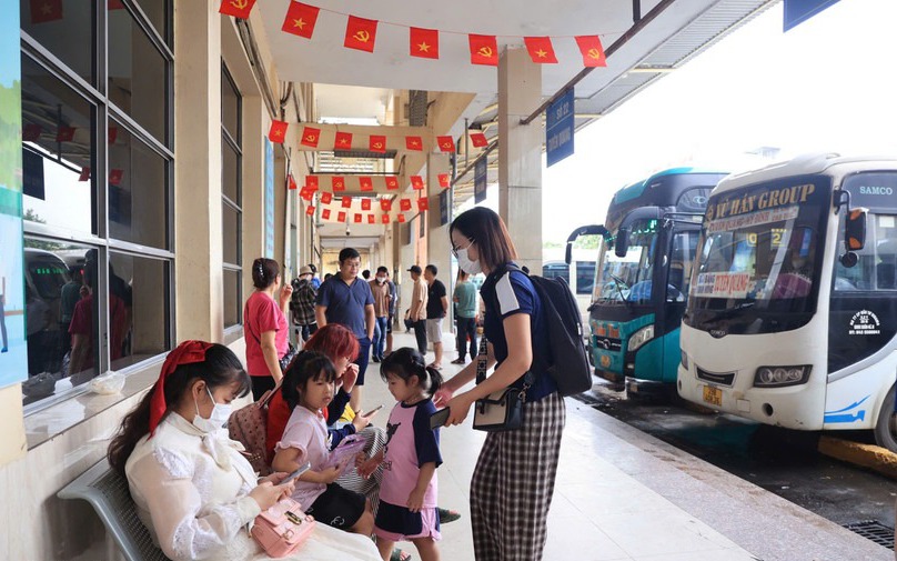 Hà Nội: Bến xe &quot;đìu hiu&quot; hành khách, các cầu sang Triển lãm ở Đông Anh tắc cứng