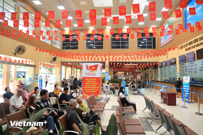 Hà Nội: Bến xe 'đìu hiu' hành khách, các cầu sang Triển lãm ở Đông Anh tắc cứng- Ảnh 4. Hà Nội: Bến xe 'đìu hiu' hành khách, các cầu sang Triển lãm ở Đông Anh tắc cứng- Ảnh 4.