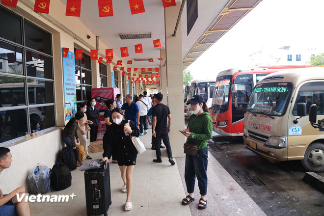 Hà Nội: Bến xe 'đìu hiu' hành khách, các cầu sang Triển lãm ở Đông Anh tắc cứng- Ảnh 6. Hà Nội: Bến xe 'đìu hiu' hành khách, các cầu sang Triển lãm ở Đông Anh tắc cứng- Ảnh 6.