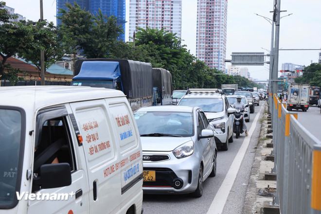 Hà Nội: Bến xe 'đìu hiu' hành khách, các cầu sang Triển lãm ở Đông Anh tắc cứng- Ảnh 11. Hà Nội: Bến xe 'đìu hiu' hành khách, các cầu sang Triển lãm ở Đông Anh tắc cứng- Ảnh 11.
