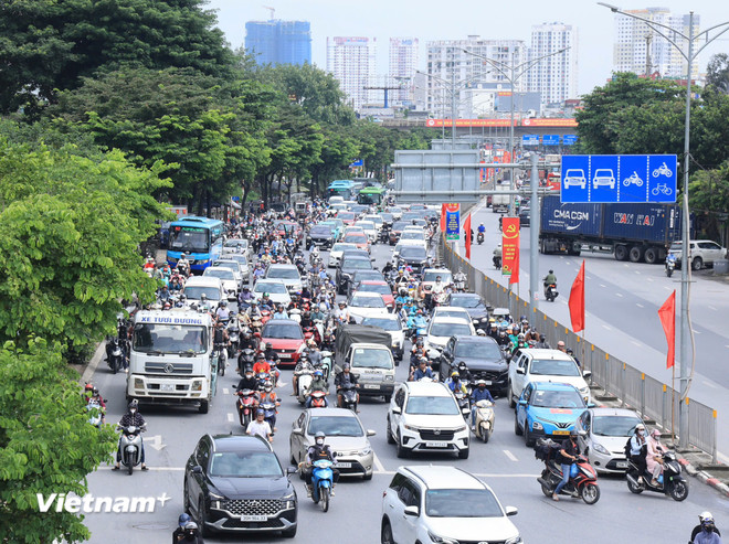Hà Nội: Bến xe 'đìu hiu' hành khách, các cầu sang Triển lãm ở Đông Anh tắc cứng- Ảnh 12. Hà Nội: Bến xe 'đìu hiu' hành khách, các cầu sang Triển lãm ở Đông Anh tắc cứng- Ảnh 12.