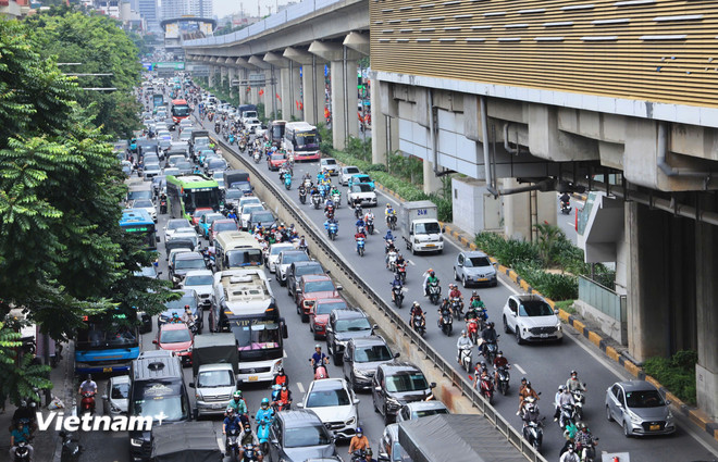Hà Nội: Bến xe 'đìu hiu' hành khách, các cầu sang Triển lãm ở Đông Anh tắc cứng- Ảnh 8. Hà Nội: Bến xe 'đìu hiu' hành khách, các cầu sang Triển lãm ở Đông Anh tắc cứng- Ảnh 8.