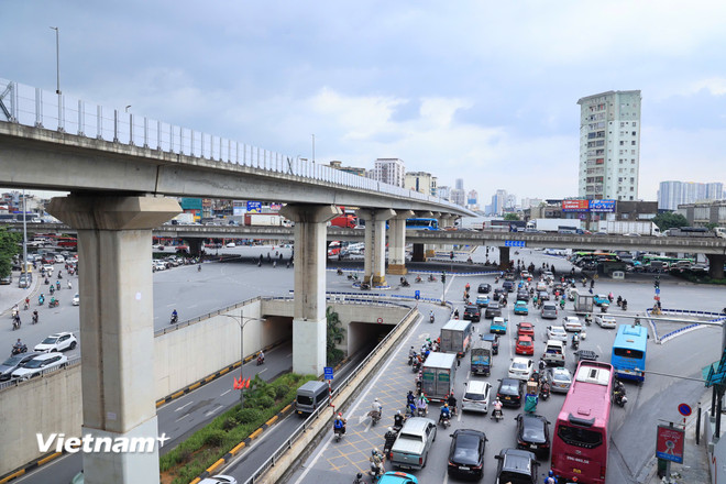 Hà Nội: Bến xe 'đìu hiu' hành khách, các cầu sang Triển lãm ở Đông Anh tắc cứng- Ảnh 9. Hà Nội: Bến xe 'đìu hiu' hành khách, các cầu sang Triển lãm ở Đông Anh tắc cứng- Ảnh 9.