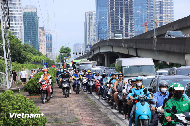 Hà Nội: Bến xe 'đìu hiu' hành khách, các cầu sang Triển lãm ở Đông Anh tắc cứng- Ảnh 10. Hà Nội: Bến xe 'đìu hiu' hành khách, các cầu sang Triển lãm ở Đông Anh tắc cứng- Ảnh 10.