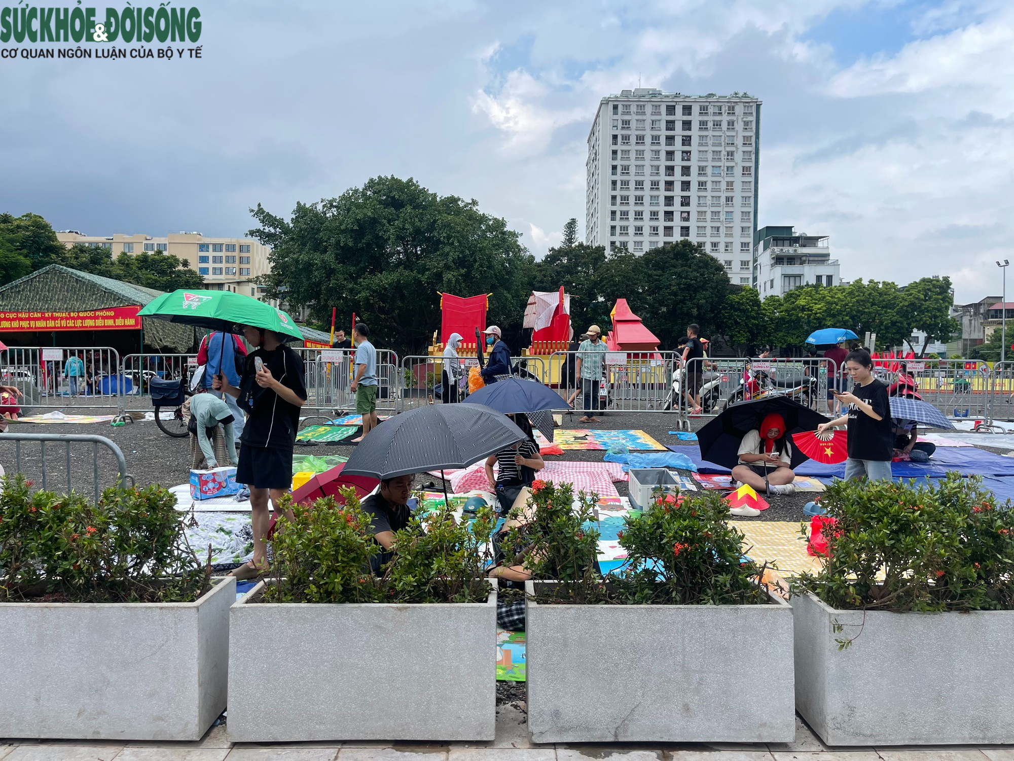Dầm mưa dãi nắng giữ chỗ sớm 2 ngày để xem diễu binh 2/9- Ảnh 3. Dầm mưa dãi nắng giữ chỗ sớm 2 ngày để xem diễu binh 2/9- Ảnh 3.