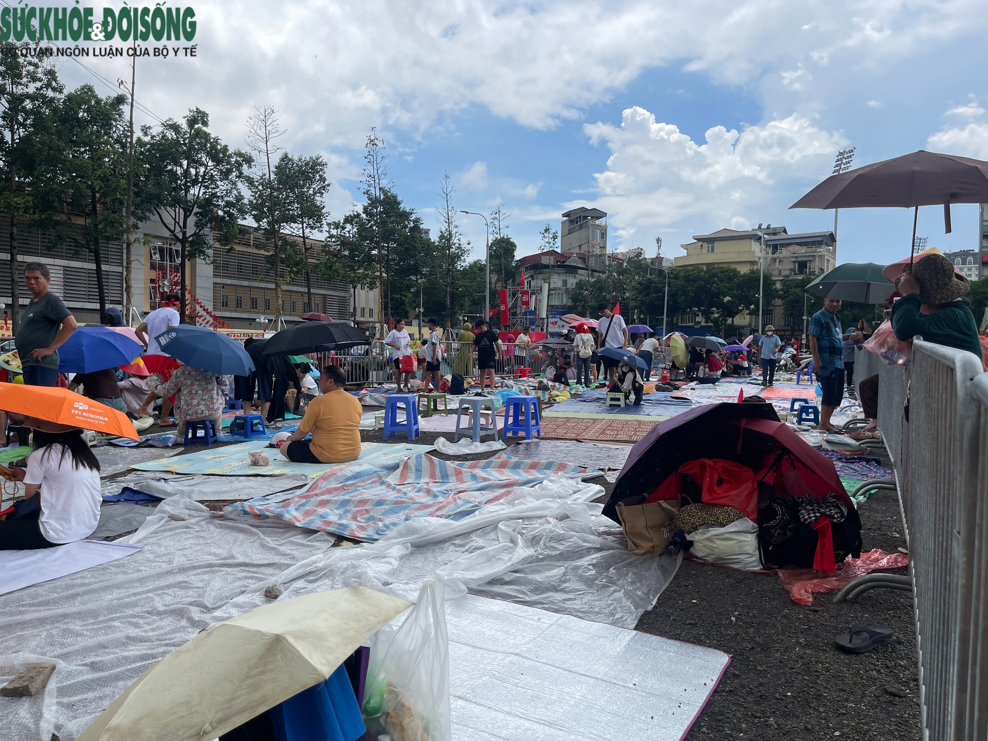 Dầm mưa dãi nắng giữ chỗ sớm 2 ngày để xem diễu binh 2/9- Ảnh 5. Dầm mưa dãi nắng giữ chỗ sớm 2 ngày để xem diễu binh 2/9- Ảnh 5.