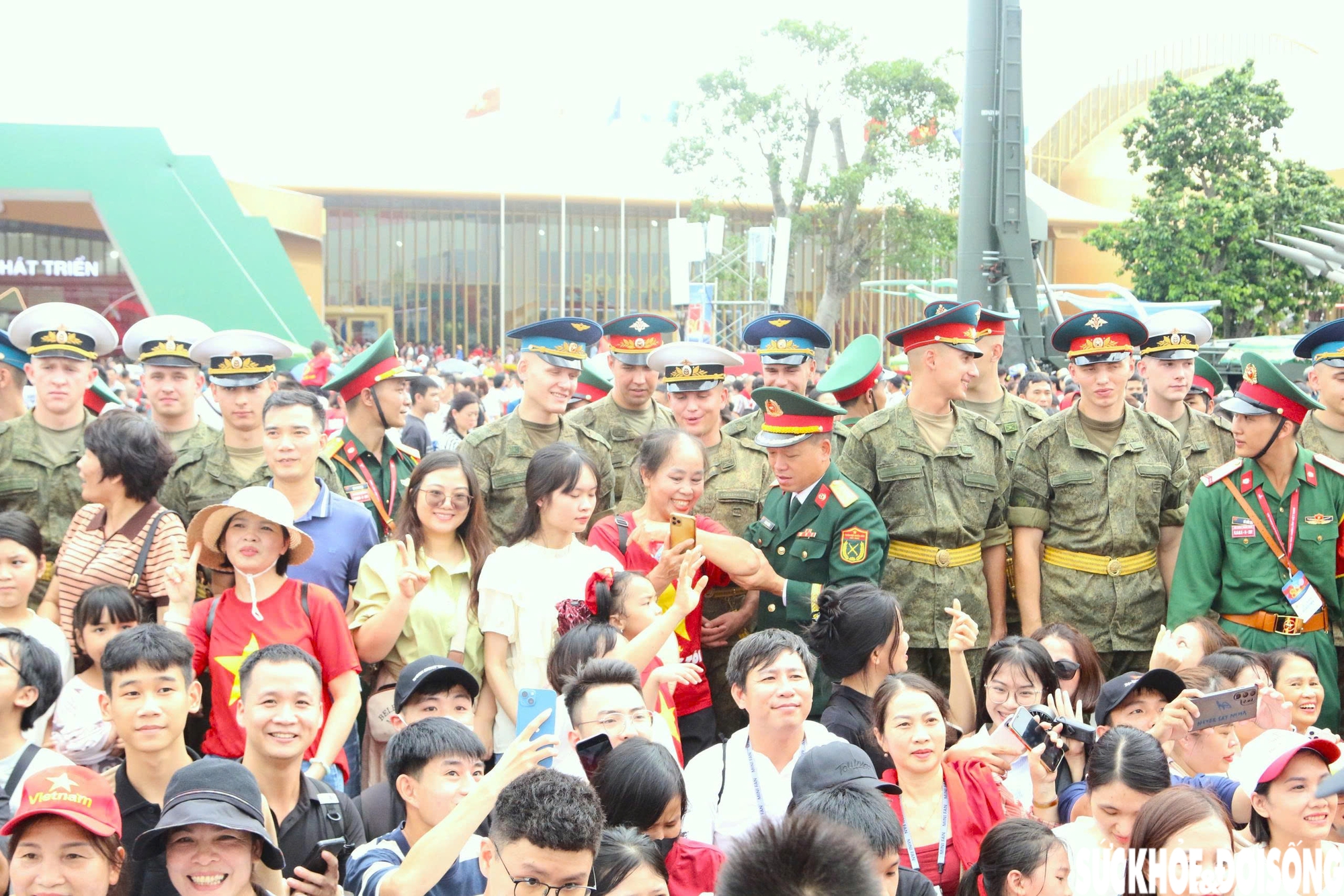 Quân nhân Nga, Lào, Campuchia chiêm ngưỡng khí tài của QĐND Việt Nam tại Triển lãm thành tựu đất nước- Ảnh 8. Quân nhân Nga, Lào, Campuchia chiêm ngưỡng khí tài của QĐND Việt Nam tại Triển lãm thành tựu đất nước- Ảnh 8.