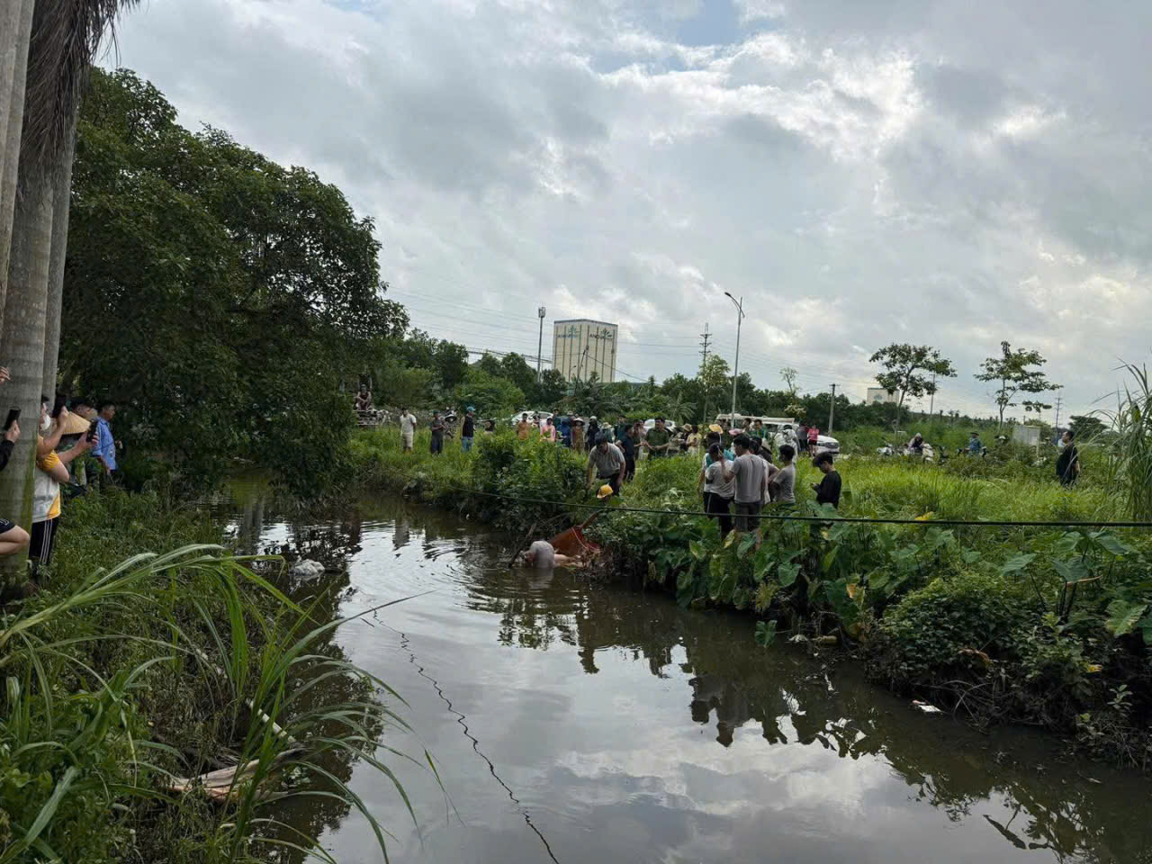 Tá hỏa phát hiện 2 anh ruột em tử vong và bà nội bị thương nặng tại khu trọ- Ảnh 1. Tá hỏa phát hiện 2 anh ruột em tử vong và bà nội bị thương nặng tại khu trọ- Ảnh 1.