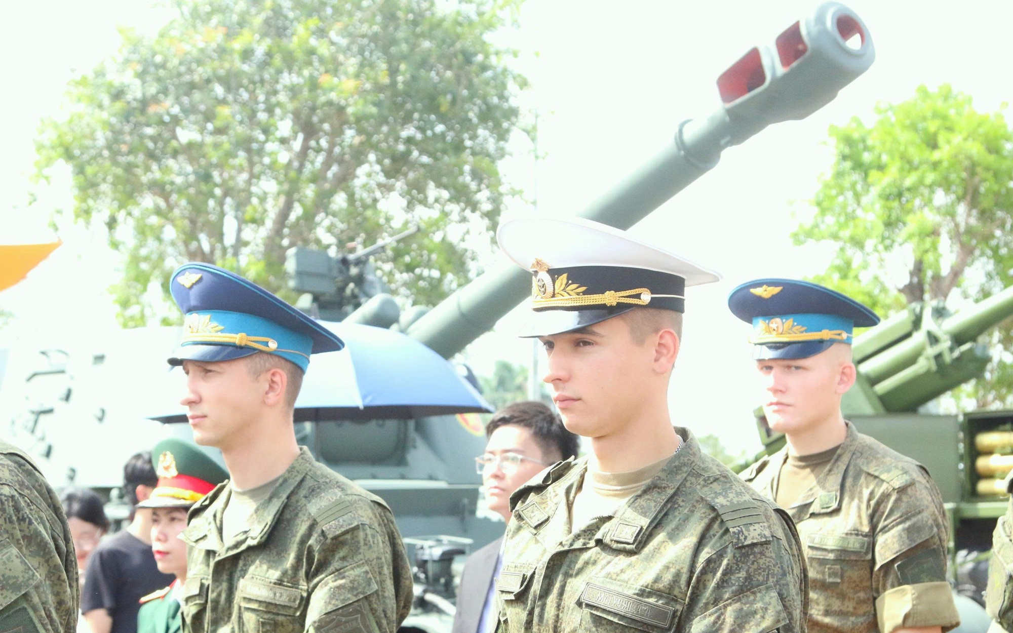 Quân nhân Nga, Lào, Campuchia chiêm ngưỡng khí tài của QĐND Việt Nam tại Triển lãm thành tựu đất nước