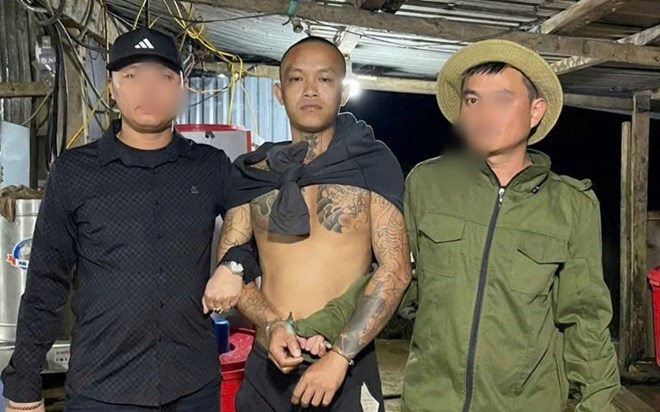 Bắt giữ đối tượng truy nã nguy hiểm khi đang lẩn trốn tại khu vực bãi vàng