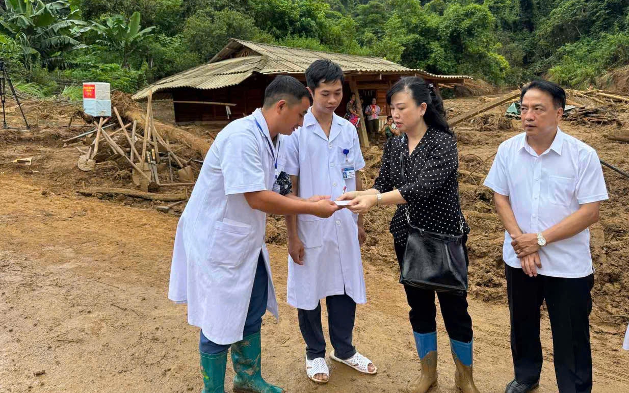 Bộ trưởng Bộ Y tế thăm hỏi, động viên người dân bị ảnh hưởng thiên tai, sạt lở tại Điện Biên