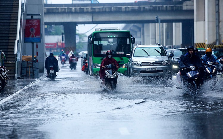 Giữa nắng nóng thiêu đốt đã xuất hiện mưa dông ở vùng núi