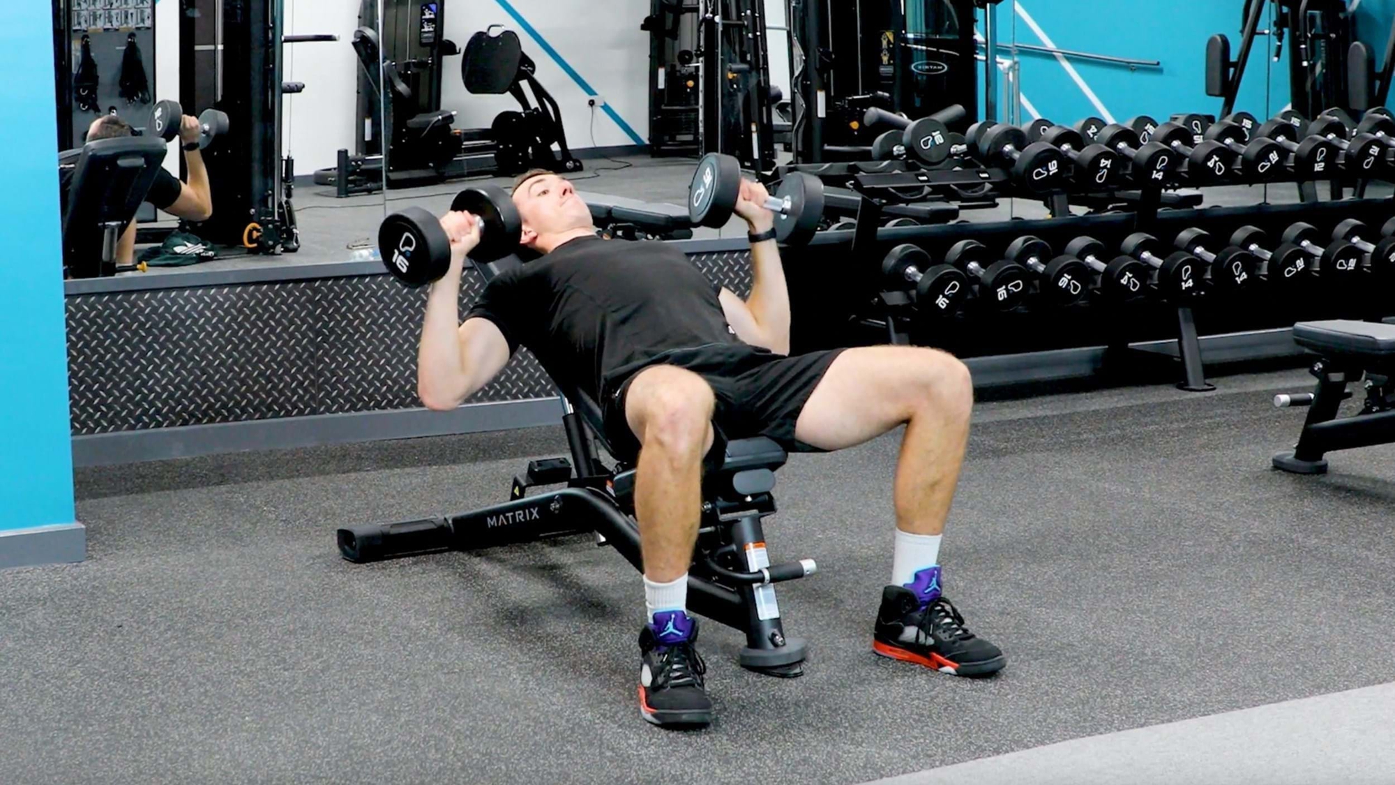 5 bài tập ngực giúp tăng cơ nhiều hơn chống đẩy sau 50 tuổi- Ảnh 3. How To Do Incline Dumbbell Press | PureGym