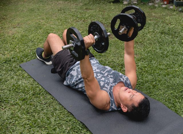5 bài tập ngực giúp tăng cơ nhiều hơn chống đẩy sau 50 tuổi- Ảnh 6. bài tập đẩy tạ trên sàn ngoài trời để loại bỏ mỡ bụng