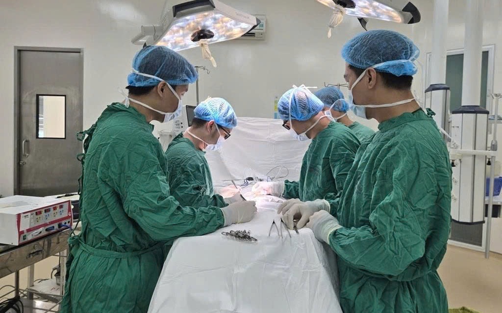 Cứu sống nam bệnh nhân bị xe tải cán dập ổ bụng, nội tạng văng ra ngoài