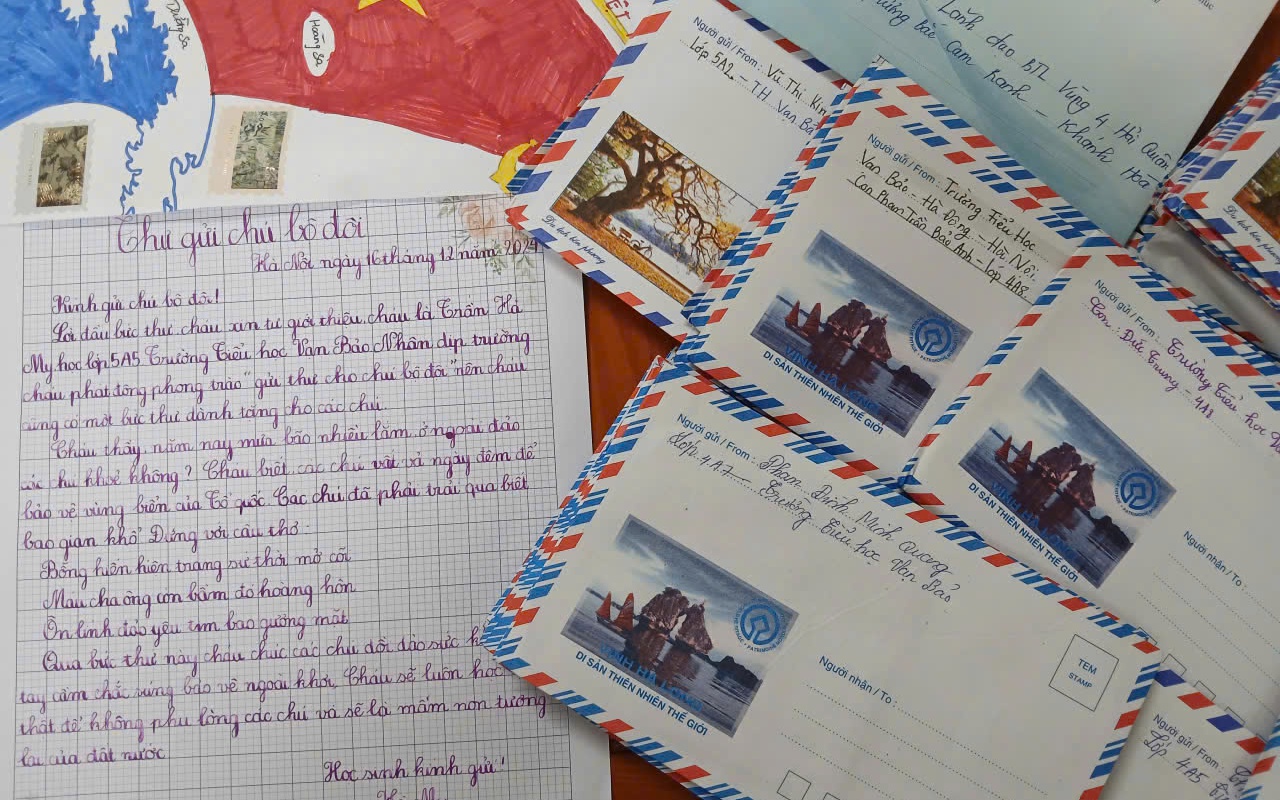 Hàng trăm lá thư tay của học sinh gửi tới quân và dân Trường Sa