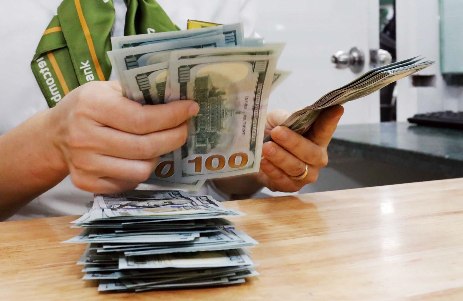 Áp lực tỷ giá kéo dài, lãi suất ngân hàng khó giảm thêm- Ảnh 1. Áp lực tỷ giá kéo dài, lãi suất ngân hàng khó giảm thêm- Ảnh 1.
