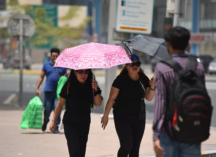 UAE chạm ngưỡng nhiệt 51 độ C sau mùa xuân oi bức nhất lịch sử- Ảnh 1.