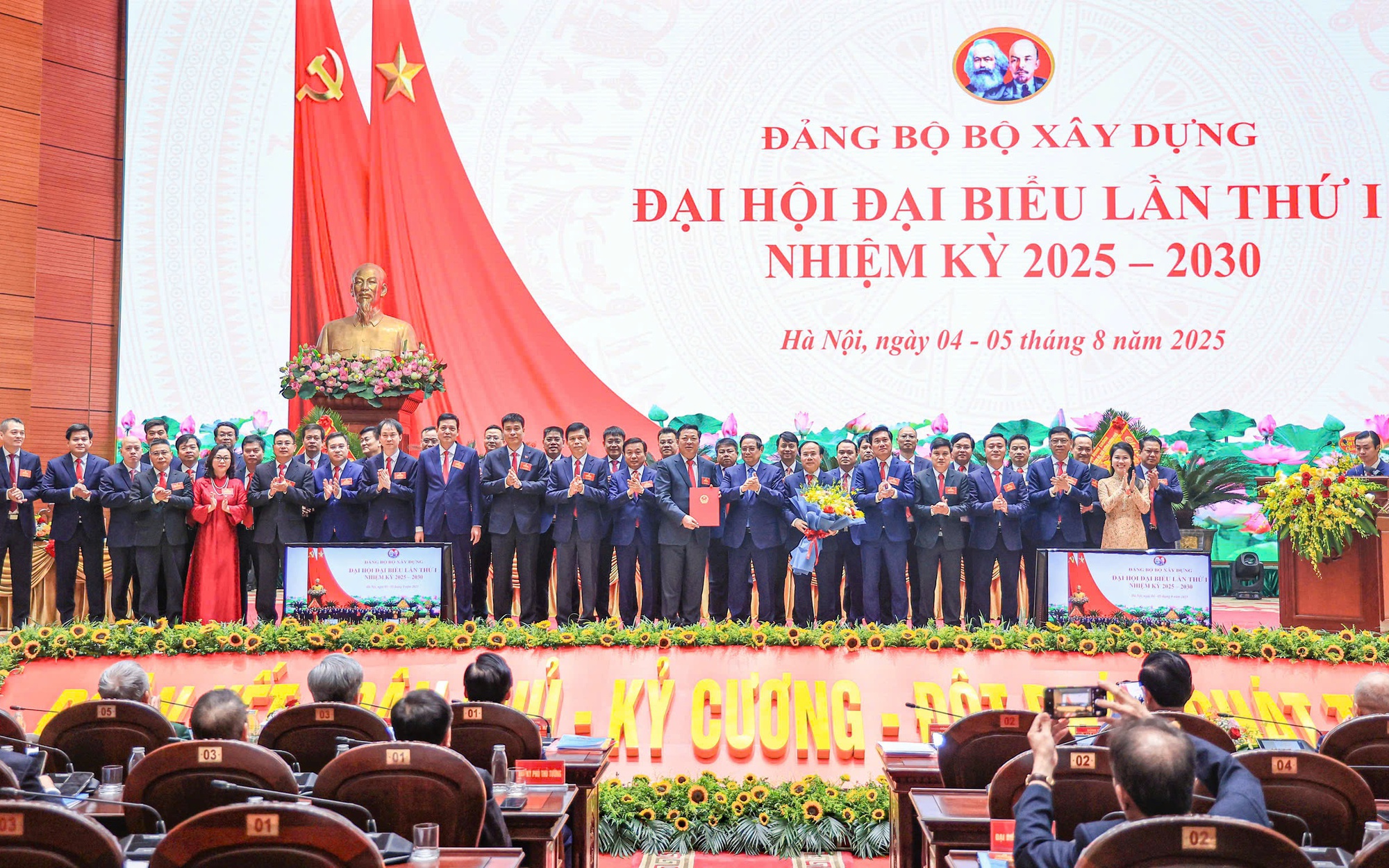 'Thị trường bất động sản sẽ tiếp tục chuyển biến tích cực'- Ảnh 4. Thủ tướng đặt mục tiêu cho Bộ Xây dựng về đường cao tốc, nhà ở xã hội và sân bay Long Thành trong nhiệm kỳ mới