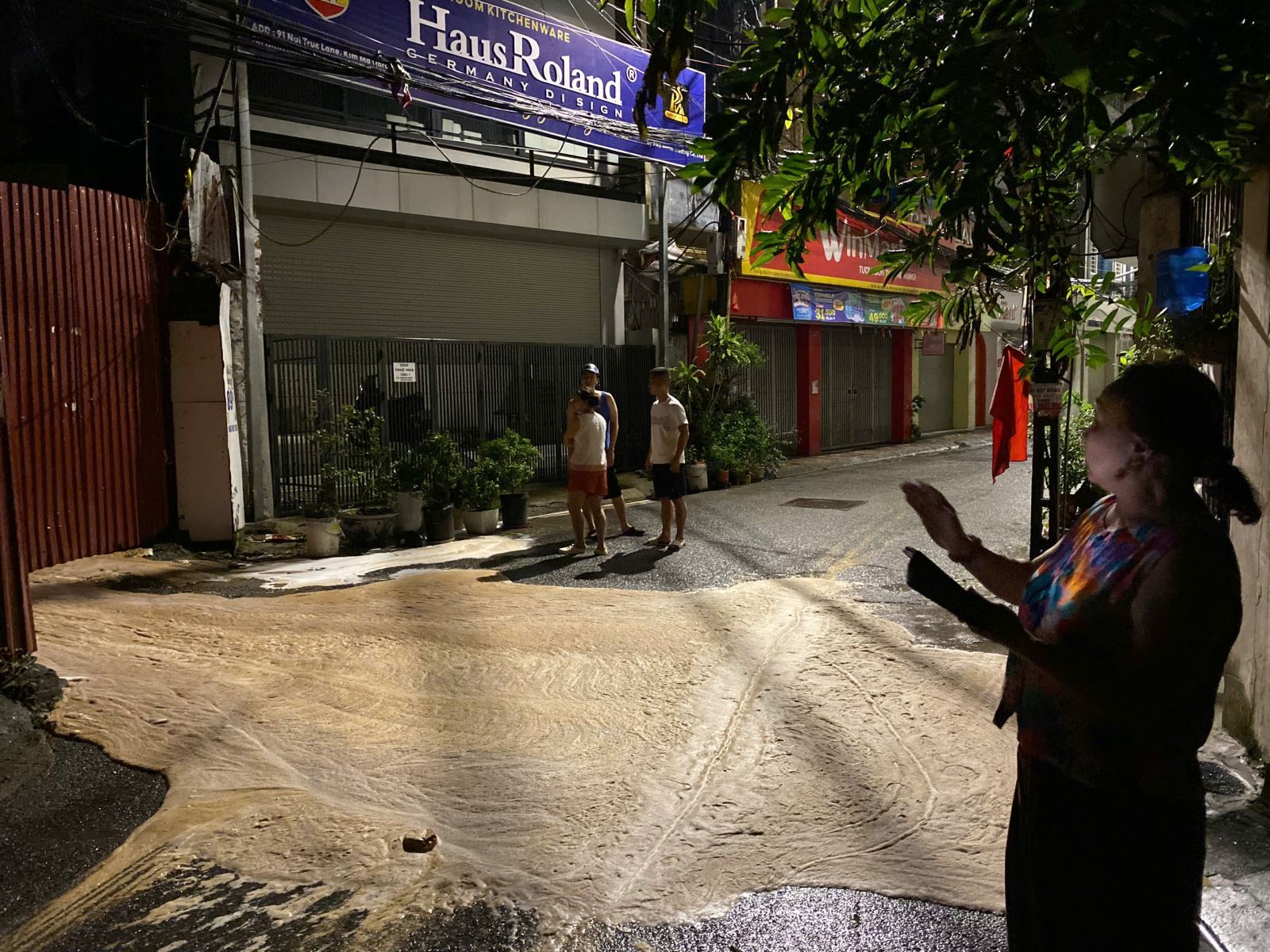 Bùn nhão phun trào trong đêm tại ngõ Núi Trúc, Hà Nội- Ảnh 3.