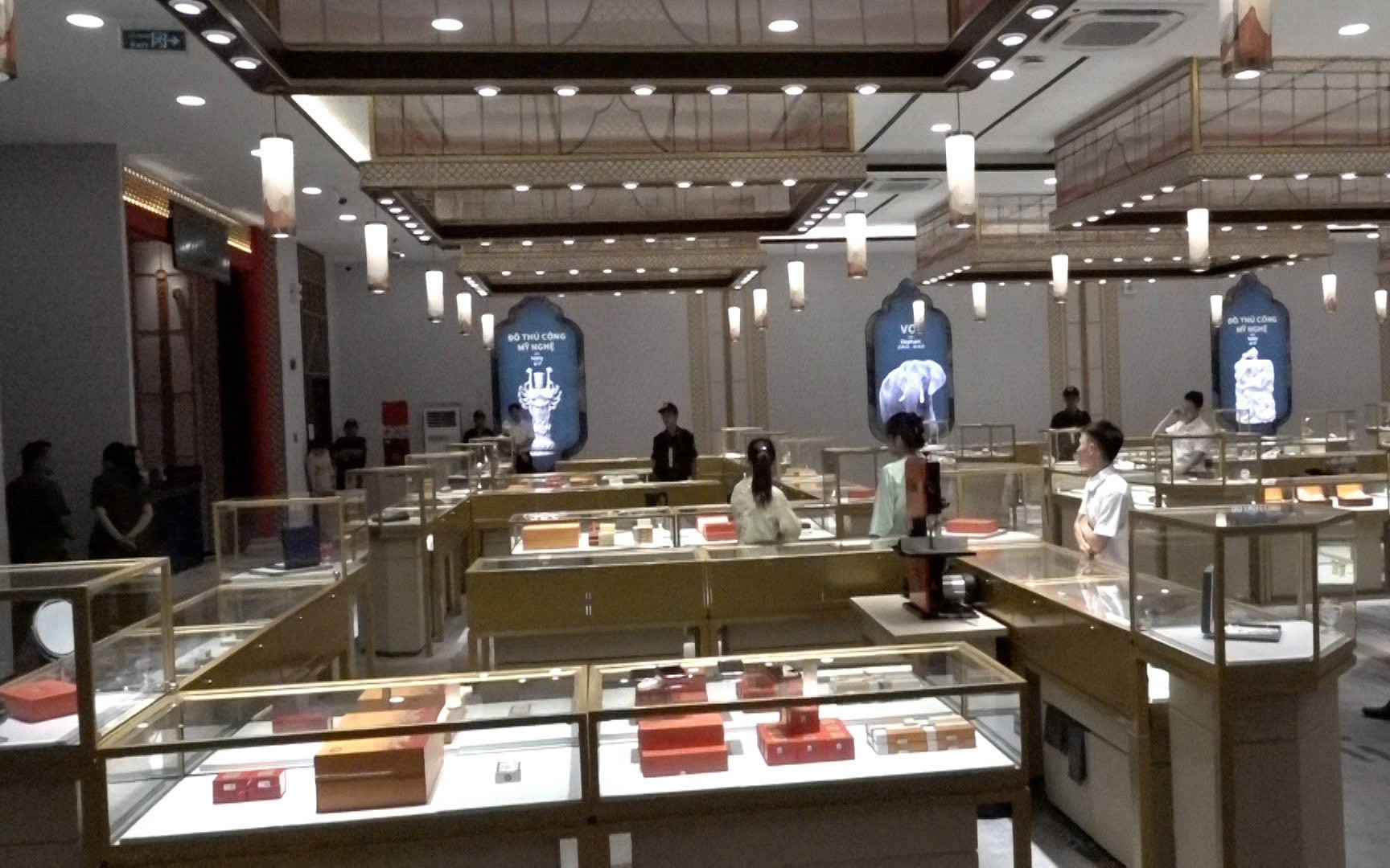 Cơ sở kinh doanh lớn ở Khánh Hòa do người nước ngoài điều hành nghi bán ngà voi, sừng tê giác 
