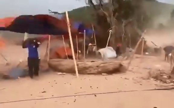 Vừa oằn mình sau lũ dữ, xã nghèo ở Nghệ An lại xuất hiện lốc xoáy