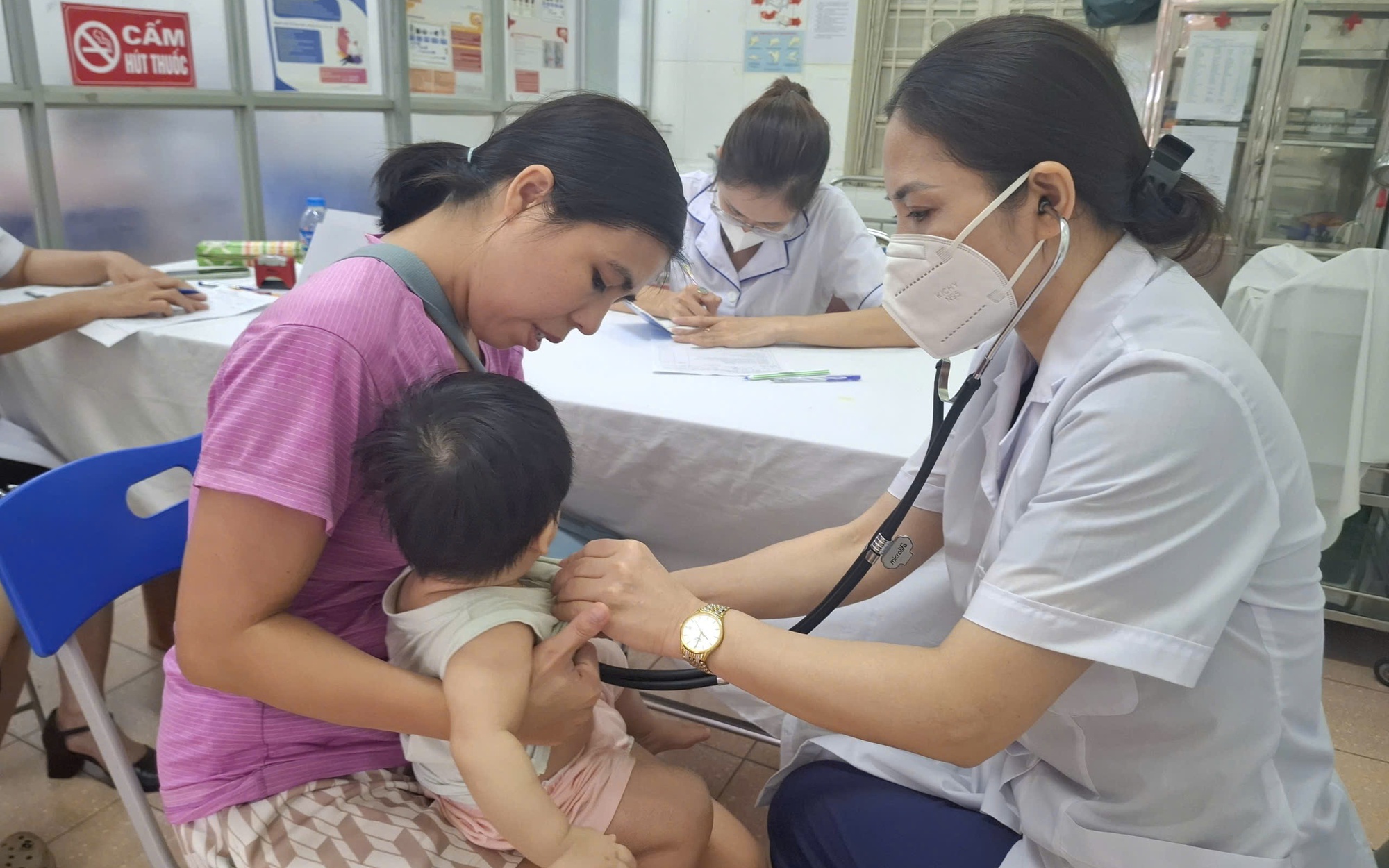 'Ông đỡ' nơi địa đầu Tổ quốc: Hơn cả một thầy thuốc là người thân của dân bản - Ảnh 6.