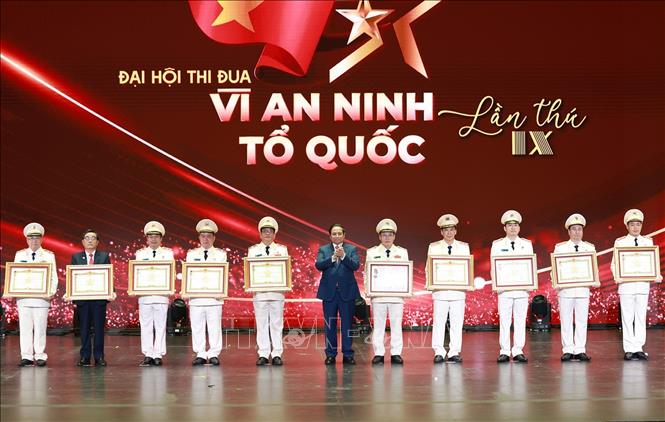 Thủ tướng Phạm Minh Chính: Công an nhân dân là 'điểm tựa bình yên' của nhân dân- Ảnh 2. Thủ tướng Phạm Minh Chính: Công an nhân dân là 'điểm tựa bình yên' của nhân dân- Ảnh 2.