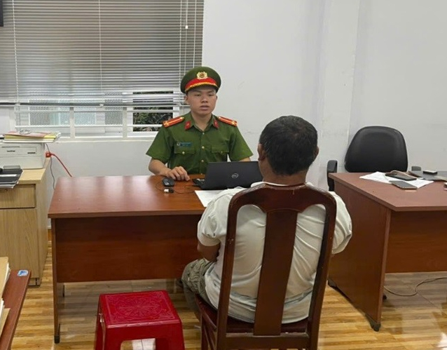 Bố vợ cầm dao đe dọa CSGT khi thấy con rể bị dừng xe- Ảnh 1. Bố vợ cầm dao đe dọa CSGT khi thấy con rể bị dừng xe- Ảnh 1.