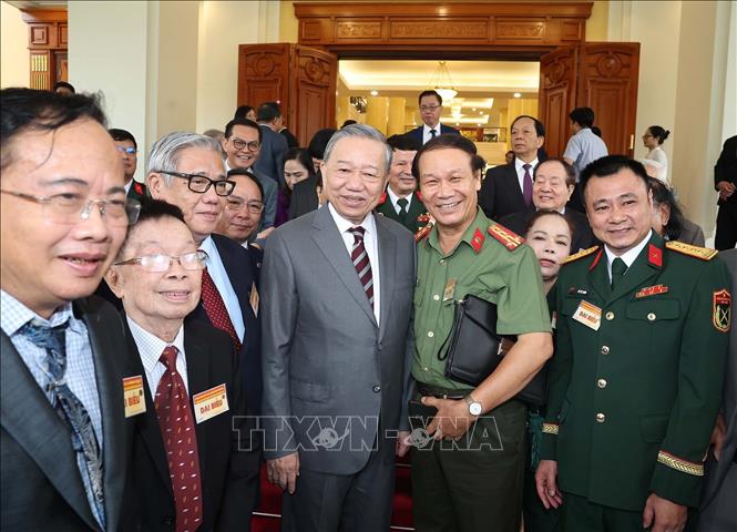 Tổng Bí thư: Trí thức, nhà khoa học, văn nghệ sỹ tiếp tục là lực lượng tiên phong mở đường cho dân tộc tiến lên mạnh mẽ- Ảnh 6. Tổng Bí thư: Trí thức, nhà khoa học, văn nghệ sỹ tiếp tục là lực lượng tiên phong mở đường cho dân tộc tiến lên mạnh mẽ- Ảnh 6.