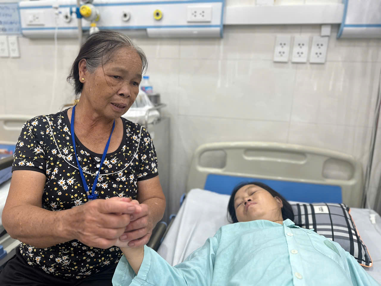 Người mẹ đơn thân dân tộc Tày mờ hai mắt vì bệnh nặng cầu xin sự giúp đỡ của cộng đồng- Ảnh 2.