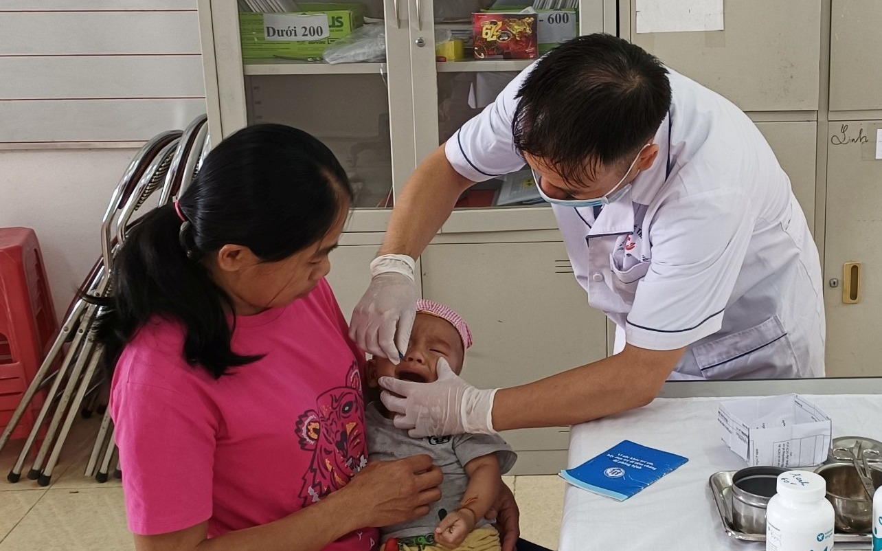 'Ông đỡ' nơi địa đầu Tổ quốc: Hơn cả một thầy thuốc là người thân của dân bản - Ảnh 7.