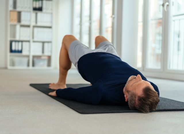 4 bài tập giúp tăng cơ sau 50 tuổi- Ảnh 5. người đàn ông đang tập cầu mông