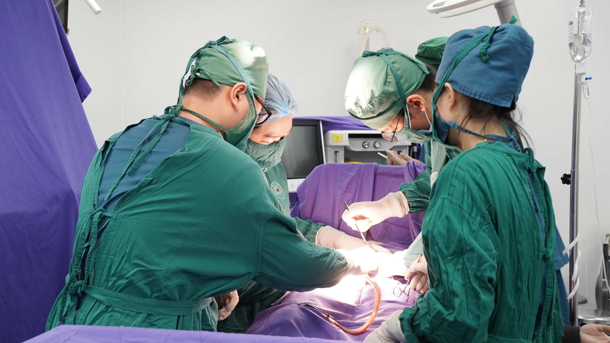 Bác sĩ xuyên đêm vượt sóng dữ, mưa dông cứu sản phụ khó sinh ở xã đảo- Ảnh 2.