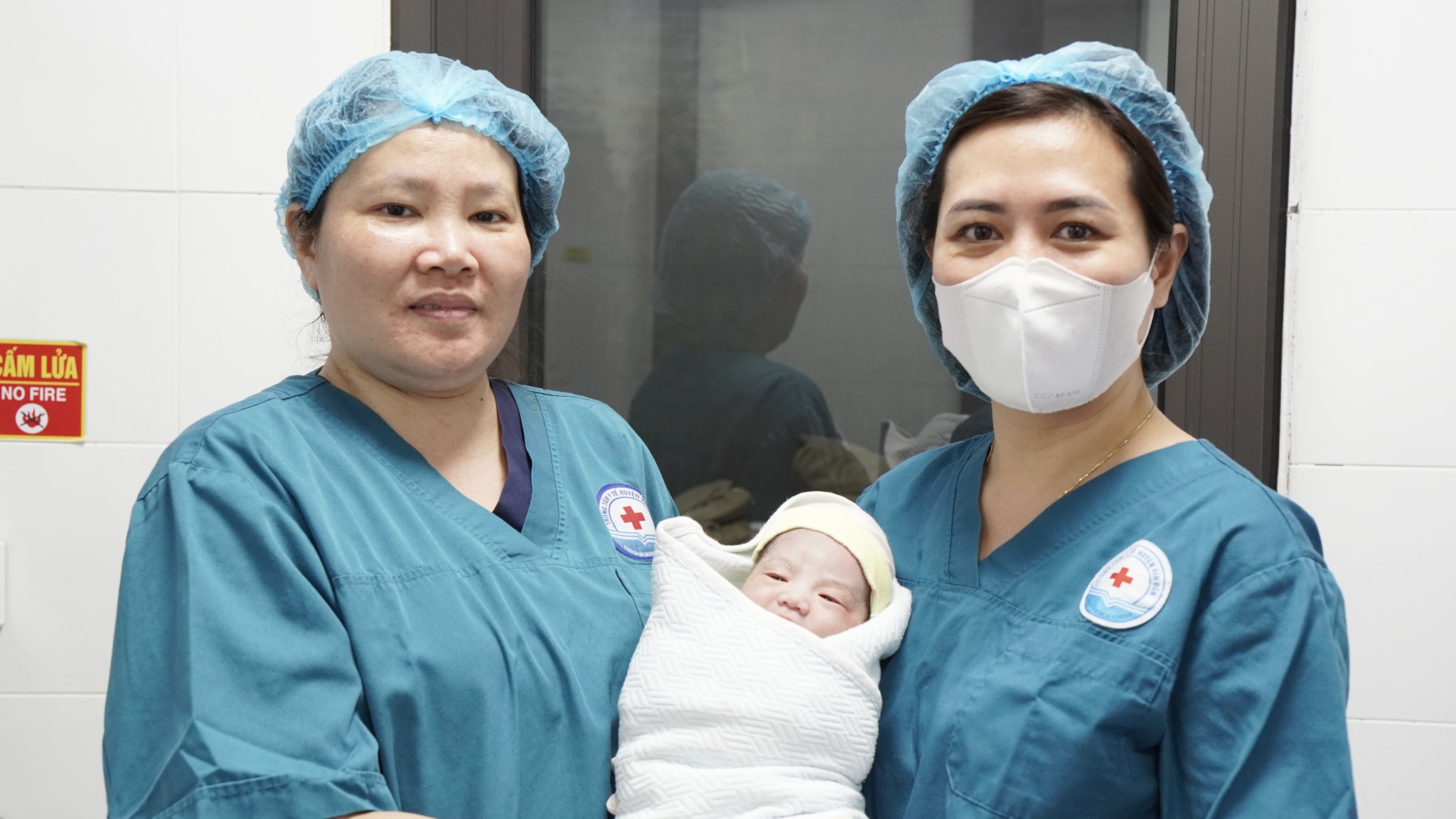 Bác sĩ xuyên đêm vượt sóng dữ, mưa dông cứu sản phụ khó sinh ở xã đảo- Ảnh 4.