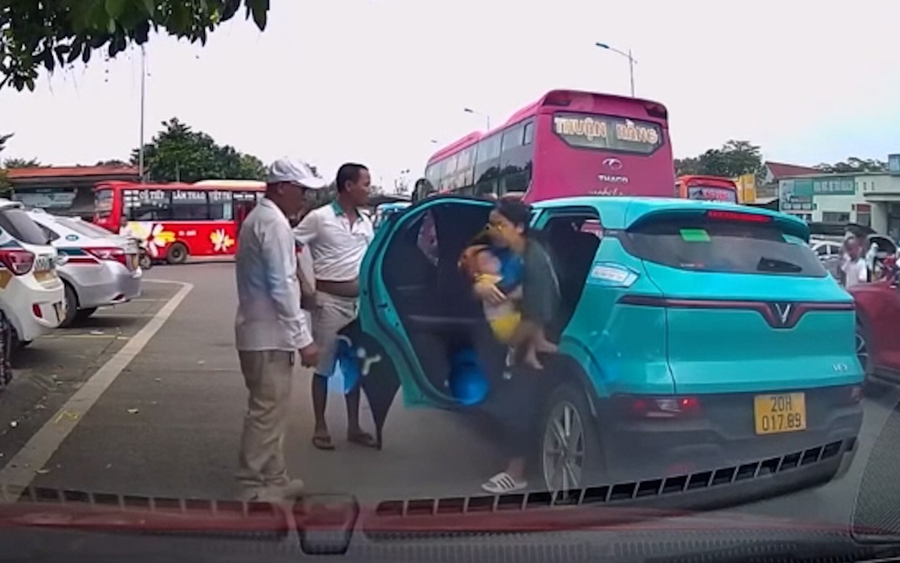 Phẫn nộ nhóm người chặn đầu, đuổi phụ nữ bế con nhỏ khỏi xe taxi giữa trời nắng 40 độ